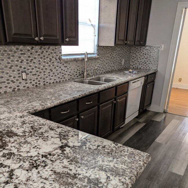 Foto del edificio - 5751 Beechwood Dr