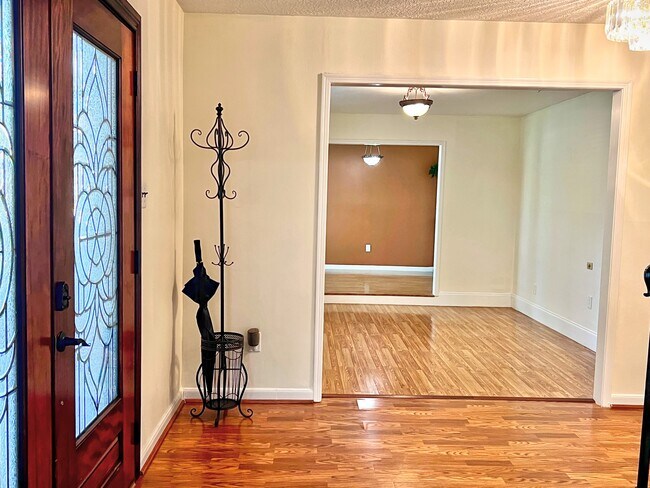 Building Photo - 16902 Summit Oaks Ln