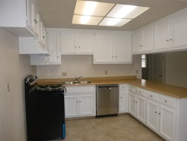 Building Photo - 3355 San Mateo Ct