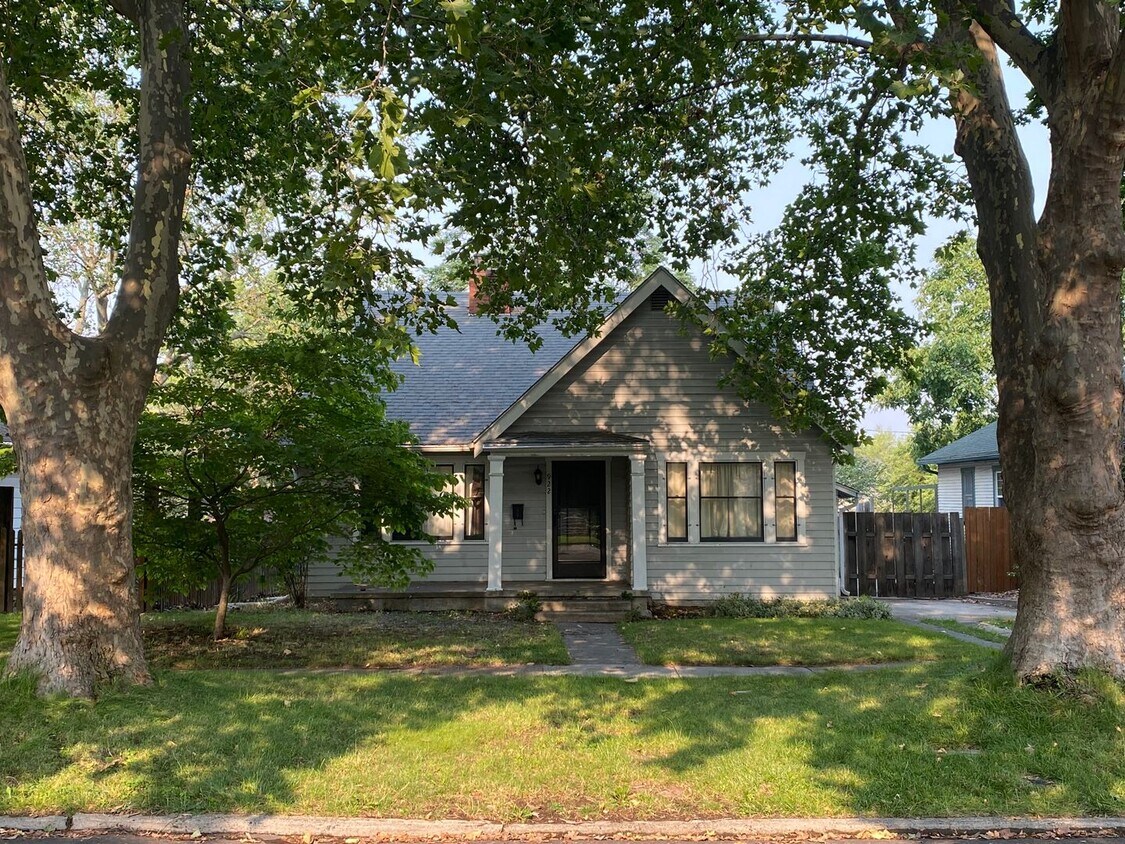 Primary Photo - Lovely 3 bedroom 1 bath home on Normal Hil...