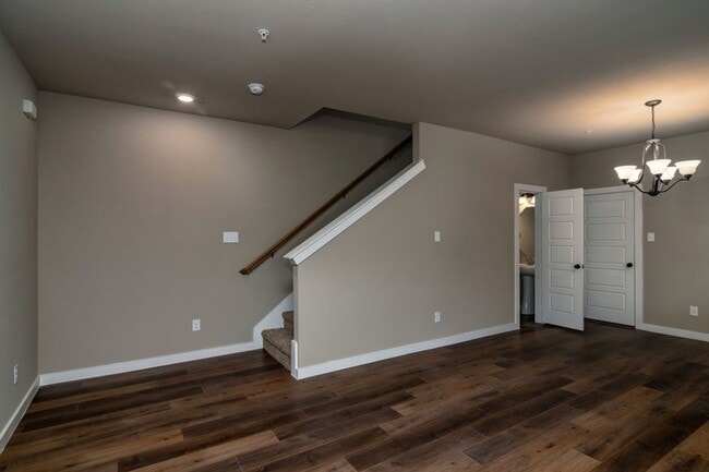 Building Photo - AVAILABLE NOW! GORGEOUS 2 BEDROOM FOUR PLE...