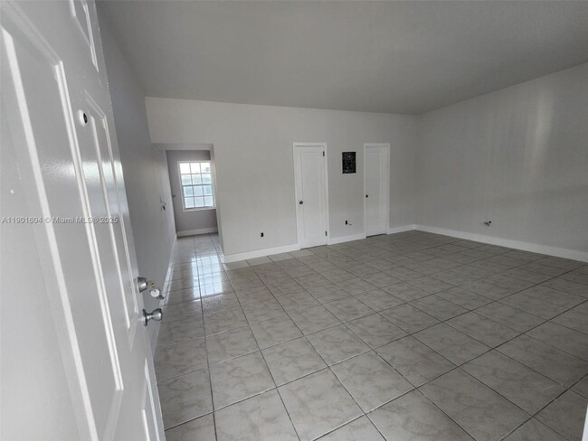 Foto del edificio - 7611 Harding Ave