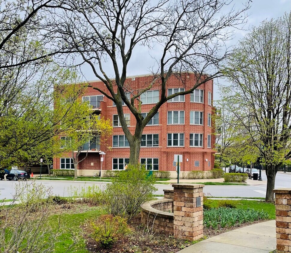 Foto principal - 8200 Lincoln Ave