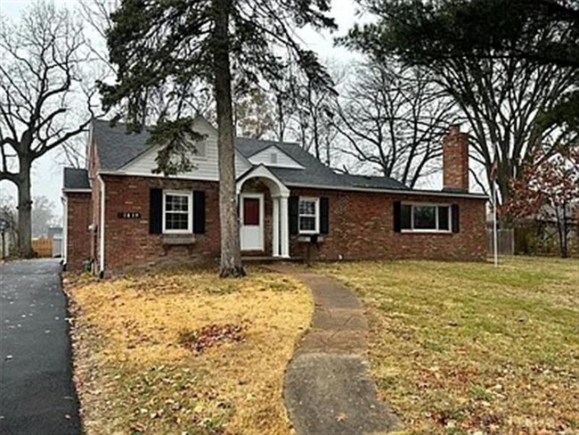 Building Photo - Charming 4 bedroom