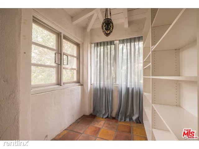 Foto del edificio - 240 S Moreno Dr