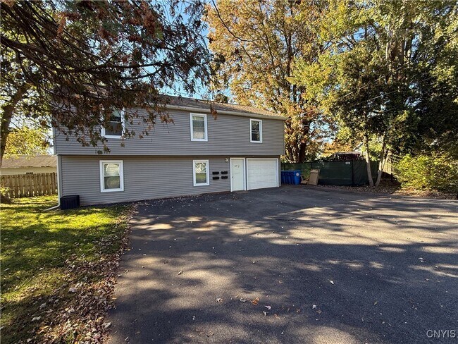 Foto del edificio - 127 1/2 Matty Ave