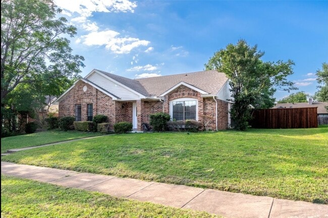 Front entrance and lawn - 543 Guadalupe Dr