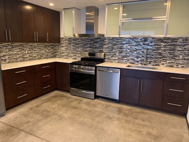 Foto del edificio - $250 off first month's rent!! Industrial t...