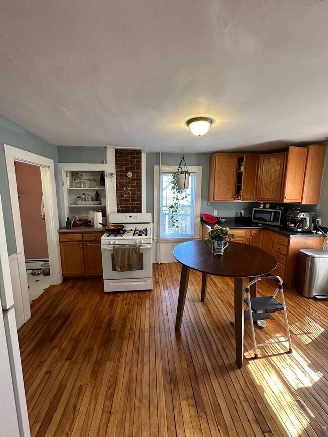 Building Photo - 14 Hamlin Ct