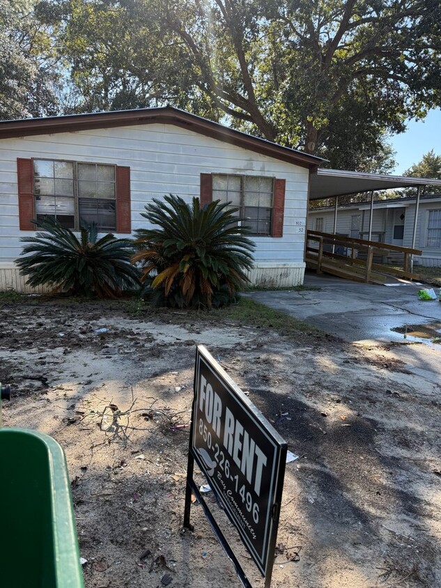 Building Photo - 3-Bedroom 2-Bath Home w/ Screened in Porch...