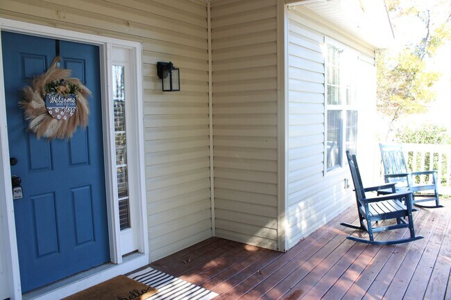 Foto del edificio - Charming 3BD, 2BA home with spacious yard ...