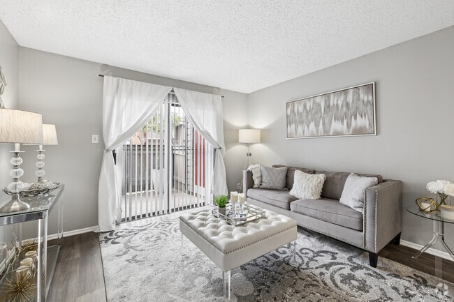 1BR, 1BA - 557SF - Living Room - Summit
