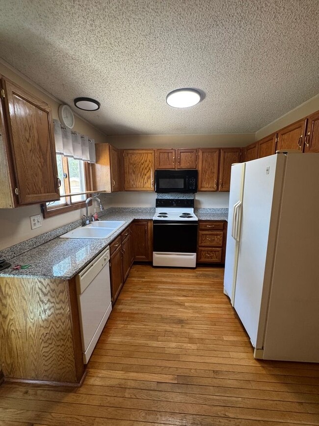 Building Photo - Westmoor West Home