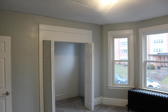 Building Photo - 812 E 2nd St