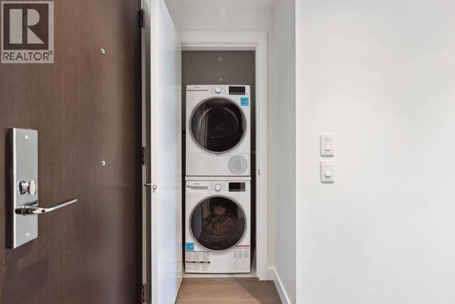 Building Photo - 5168 Cambie St.