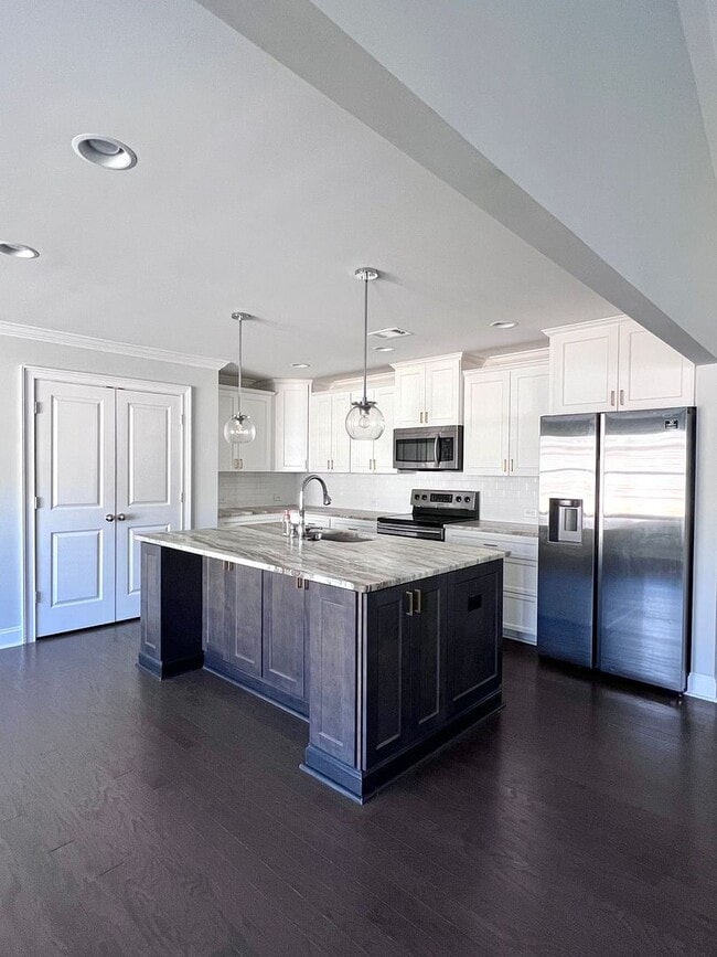 Building Photo - Impressive 4BR/2.5 bath home with a loft!