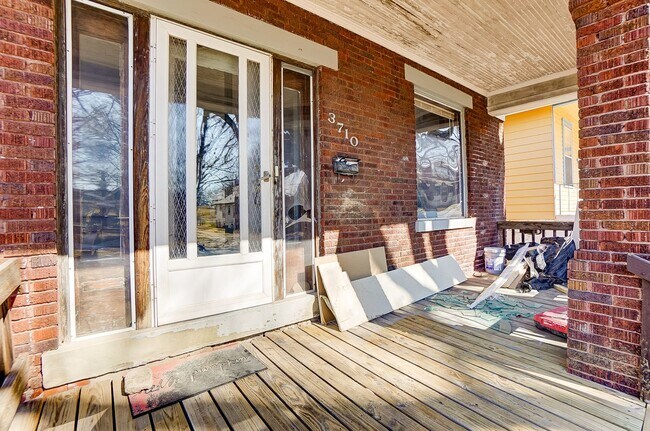 Building Photo - Three Bedroom Home Available in Price Hill!