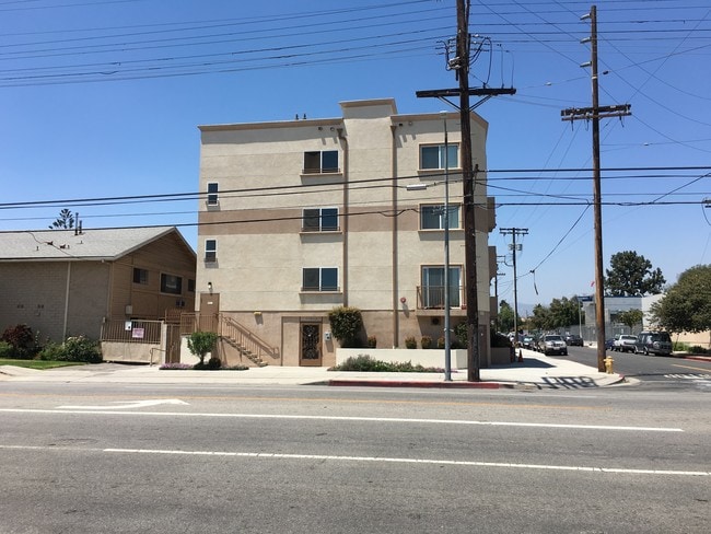 Building Photo - 11835 Vanowen St