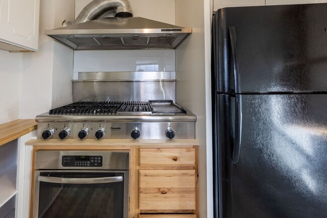 Building Photo - COUNTRY LIVING - 3 Bed 1 Bath with a 1 sta...