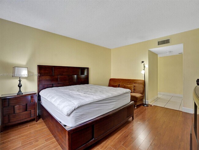 Building Photo - 158 Lakeview Dr