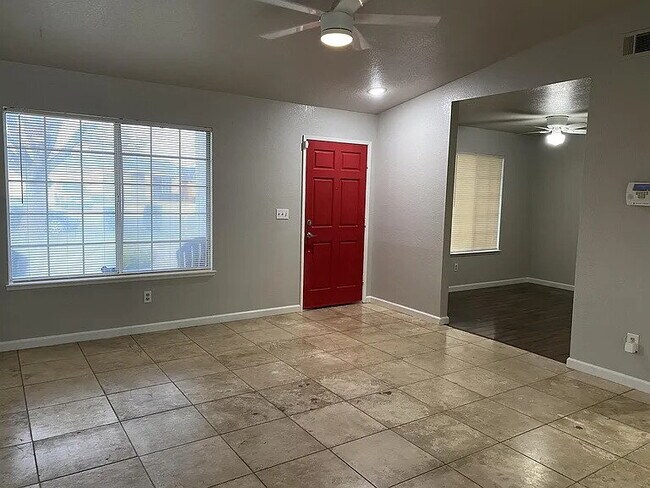 Foto del edificio - 3 BEDROOM 2 BATH SINGLE FAMILY   NEW PRICE!  AMENITIES: - NEW PAINT - DISHWASHER - LAUNDRY HOOKUP...