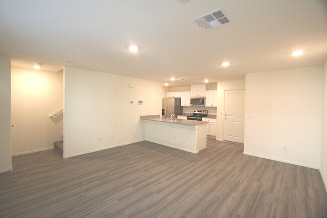 Foto del edificio - 1319 sq ft, 3 bedroom, 2 1/2 bath, 2 car t...