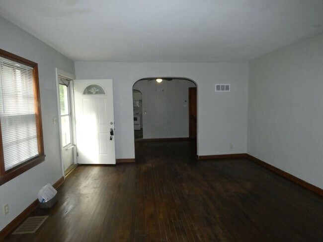 Building Photo - Riverside Home Ready to Lease-4701 N Green Hills Rd