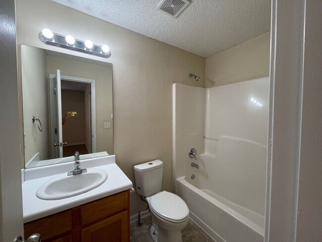 Foto del edificio - BRIDGEWATER HOME! PRE-LEASING FOR AUGUST 1 2026! 1/2 Off Deposit!