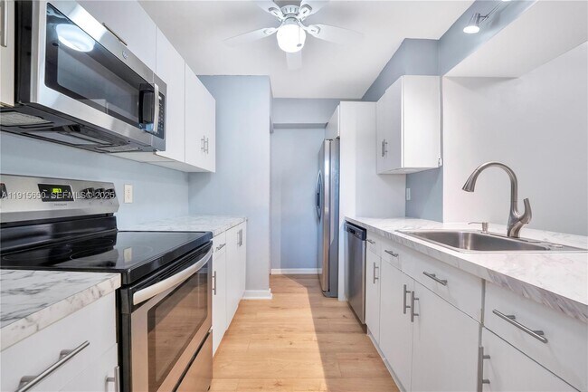 Foto del edificio - 9912 Hammocks Blvd