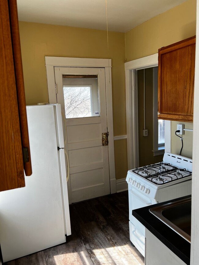 Building Photo - 467 Herschel St