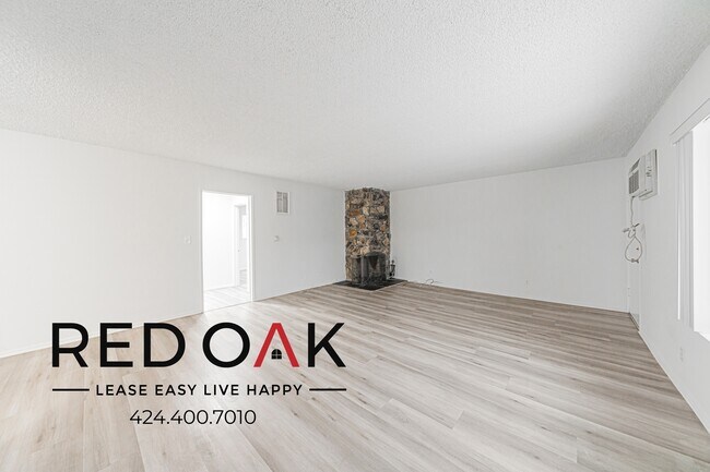 Building Photo - 15000 Moorpark St