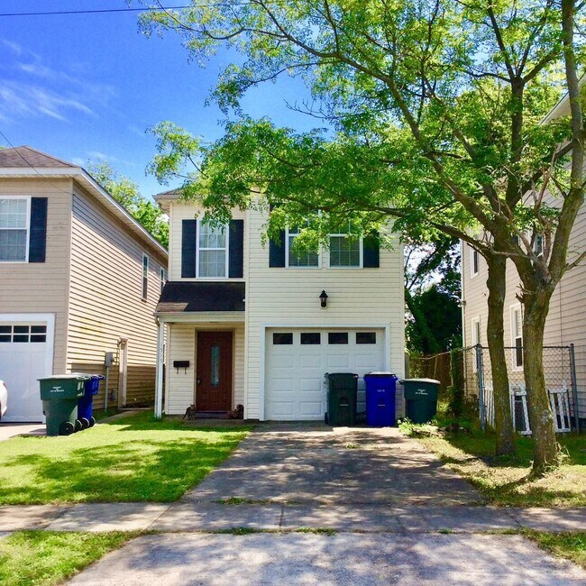 Building Photo - Avail NOW***3 Bed 2.5 Bath w/ GARAGE** NEA...