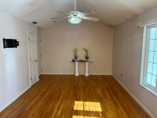Foto del edificio - Beautiful Two Bedroom, Two Bath Condo in Ludlow. Available Now!