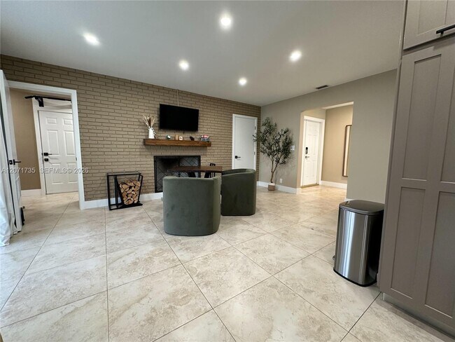 Foto del edificio - 8203 NW 37th St