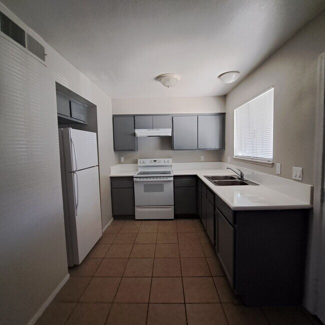 Foto del edificio - Two Bedroom Townhouse Available for Immedi...