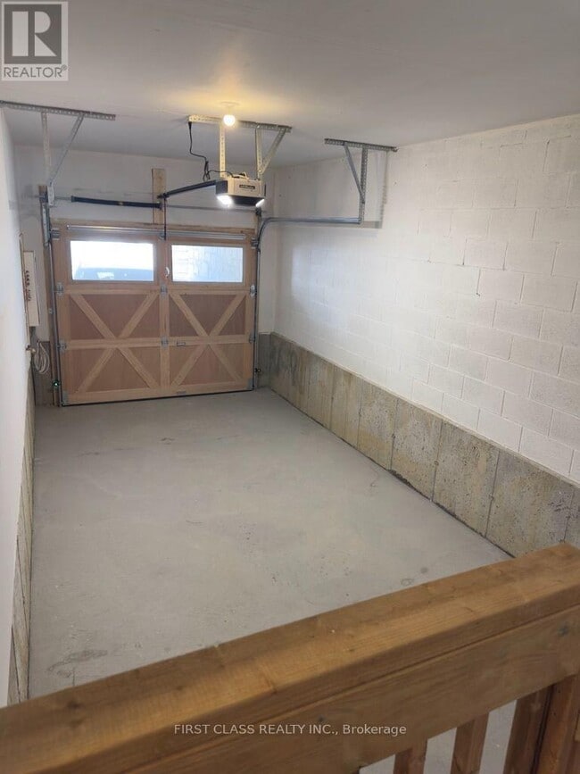 Building Photo - 27 Arbour Grn Cres