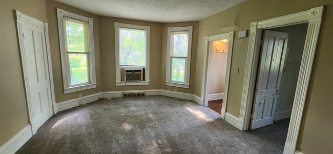 Building Photo - 814 13th Ave S