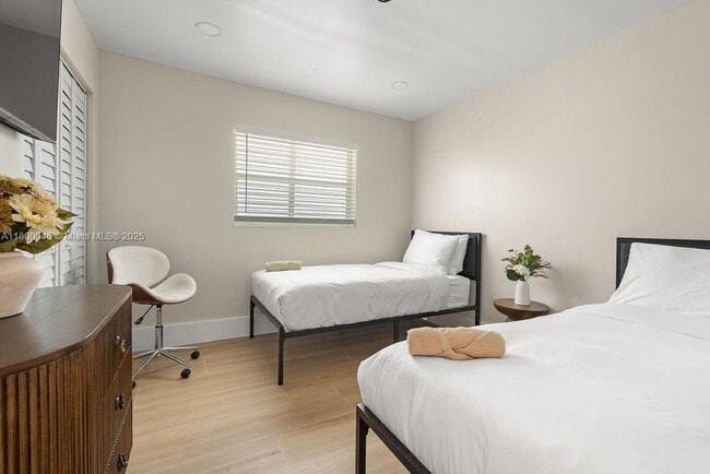 Foto del edificio - 736 Prosperity Farms Rd