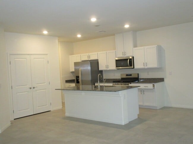 Building Photo - 420 Canary Song Dr