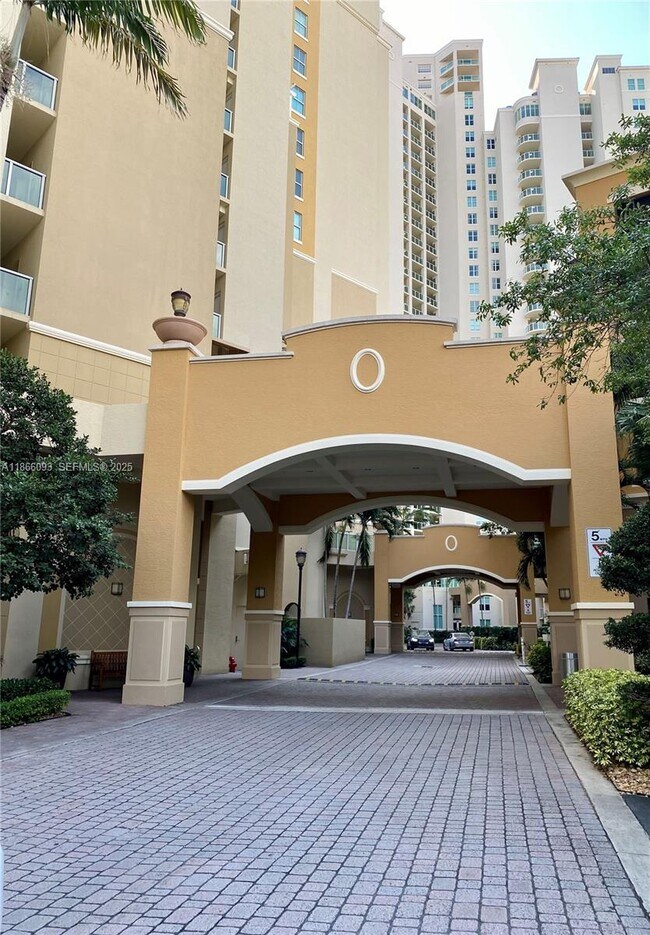 Foto del edificio - 3330 NE 190th St