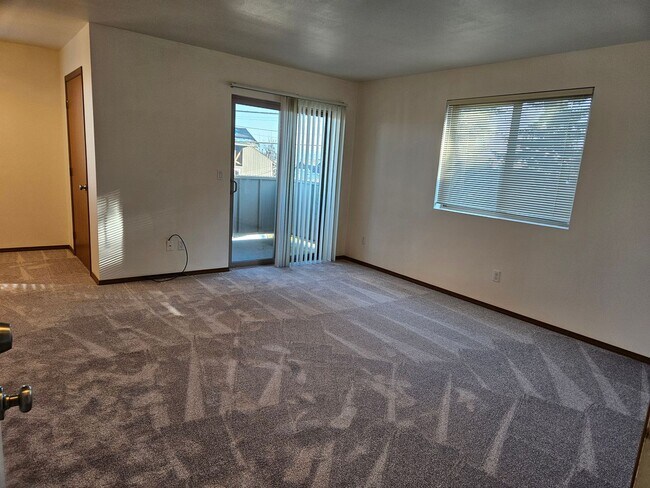 Building Photo - 3213 Oaks Avenue