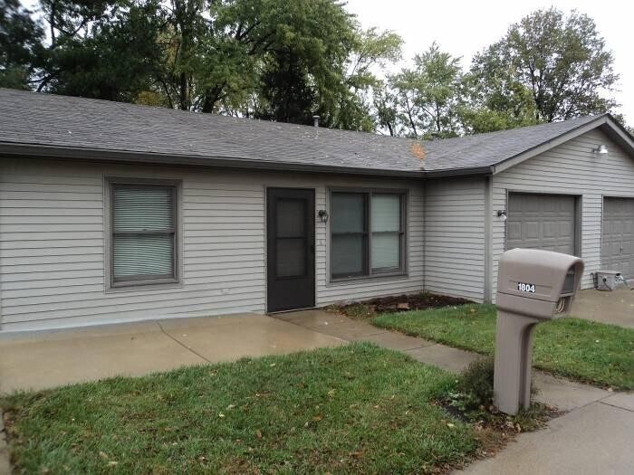 Foto principal - Very Nice 2 Bedroom 1 Bath Duplex