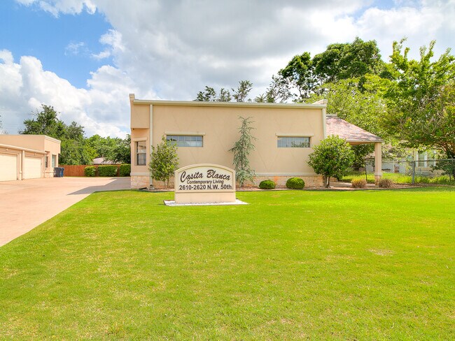 Building Photo - Casita Blanca
