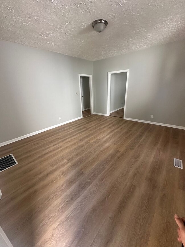 Building Photo - BEAUTIFUL NEWLY RENOVATED  3 BEDROOM HOUSE...