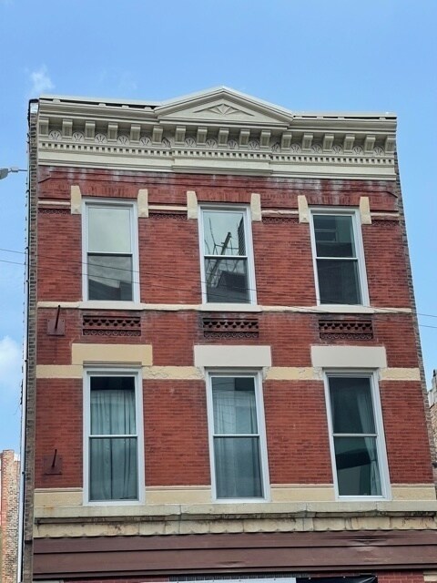 Foto principal - 833 N Milwaukee Ave