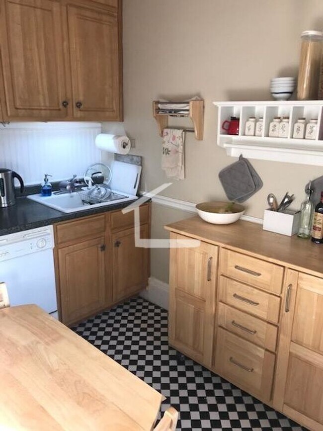 Foto del edificio - Nice sunny studio in a prime location for the upcoming school year!