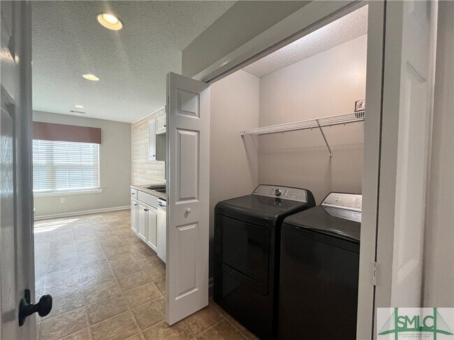 Building Photo - 208 Pine Forest Ln