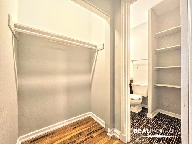 Building Photo - 837 W Wolfram St