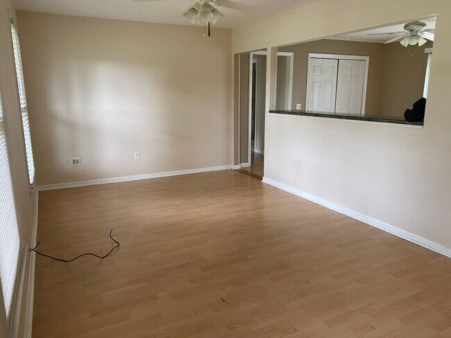 Foto del edificio - COMING SOON! 4Br, 2.5 baths, large kitchen, large bedrooms, fence, storage and more! N. College R...