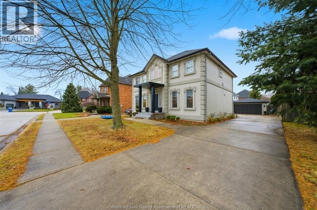 Building Photo - 1294 Outram Ave